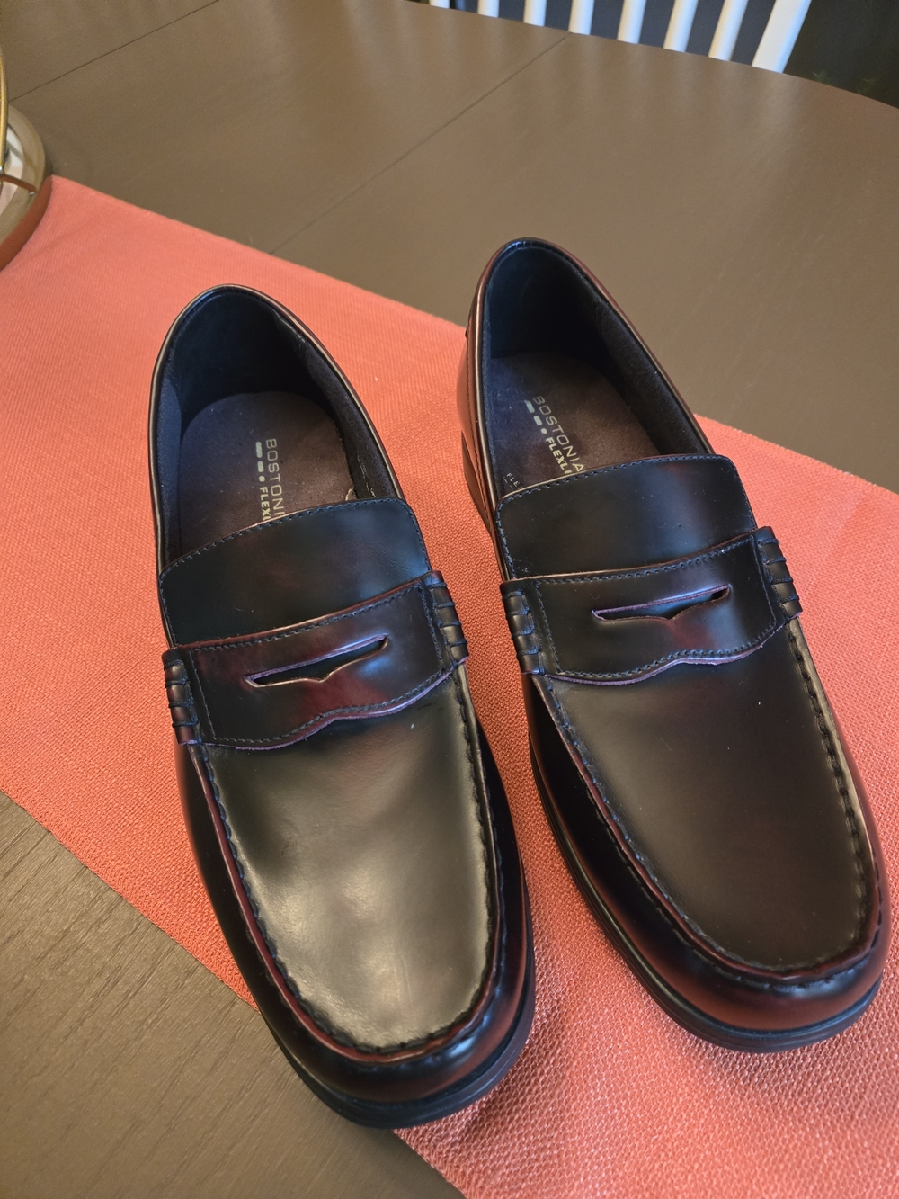 NWOT Bostonian Men’s Black/Burgundy Leather Slip On Shoes